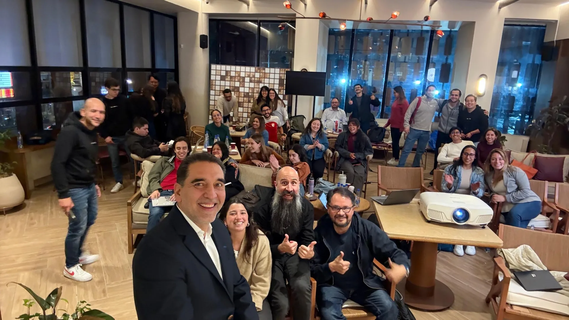 Miguel Vanegas y Camilo Ramírez con los asistentes de un evento de emprendimiento, en una foto grupal