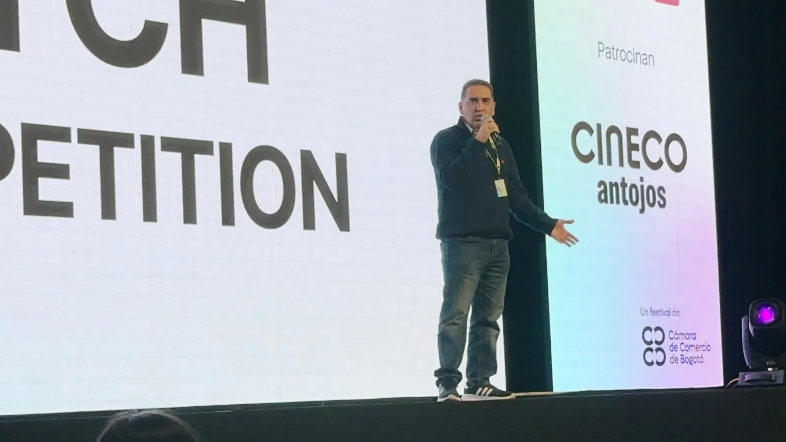 Miguel Vanegas en tarima, durante una competencia de pitch de la Cámara de Comercio de Bogotá