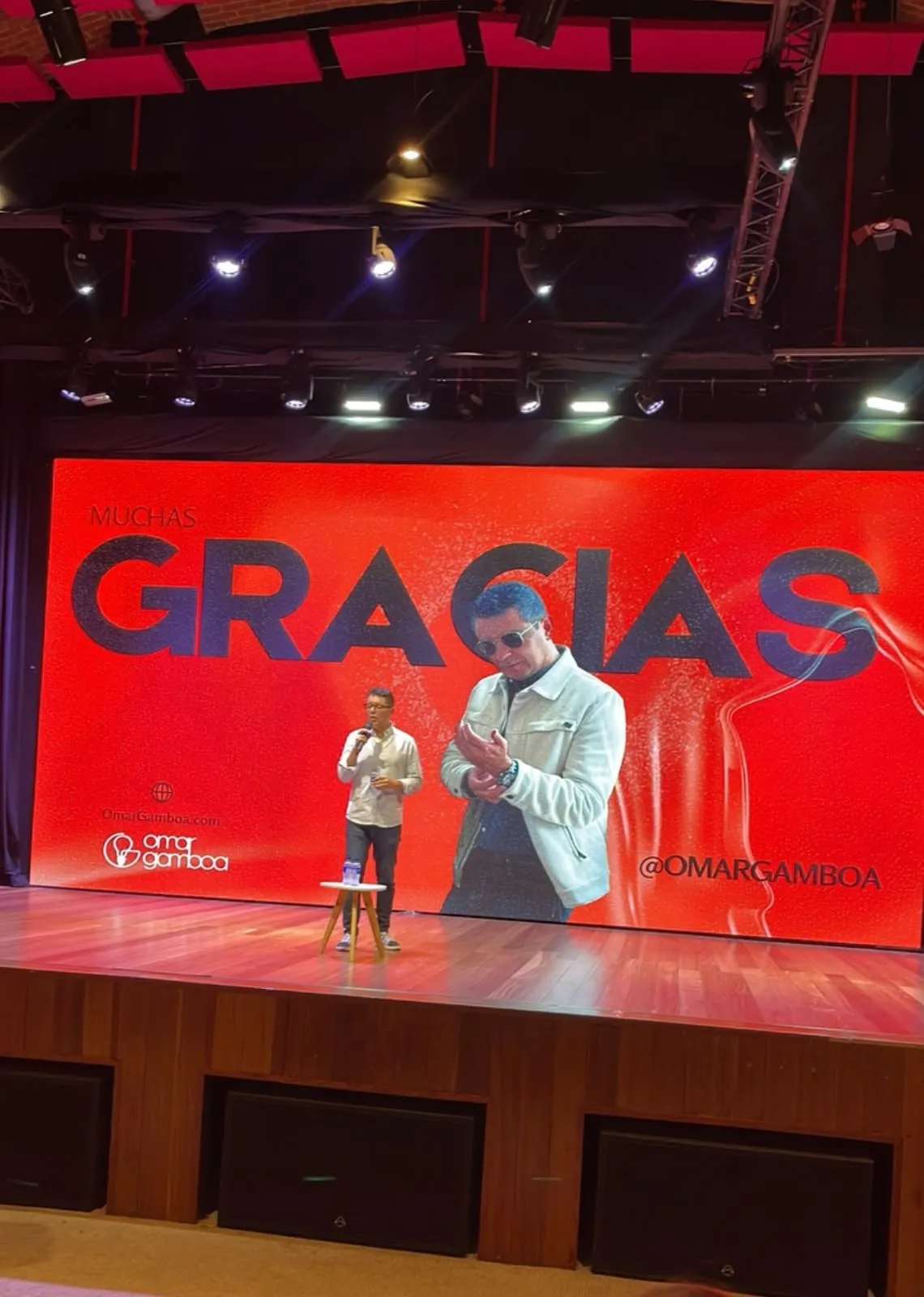 Omar Gamboa en tarima, al cierre de una de sus conferencias