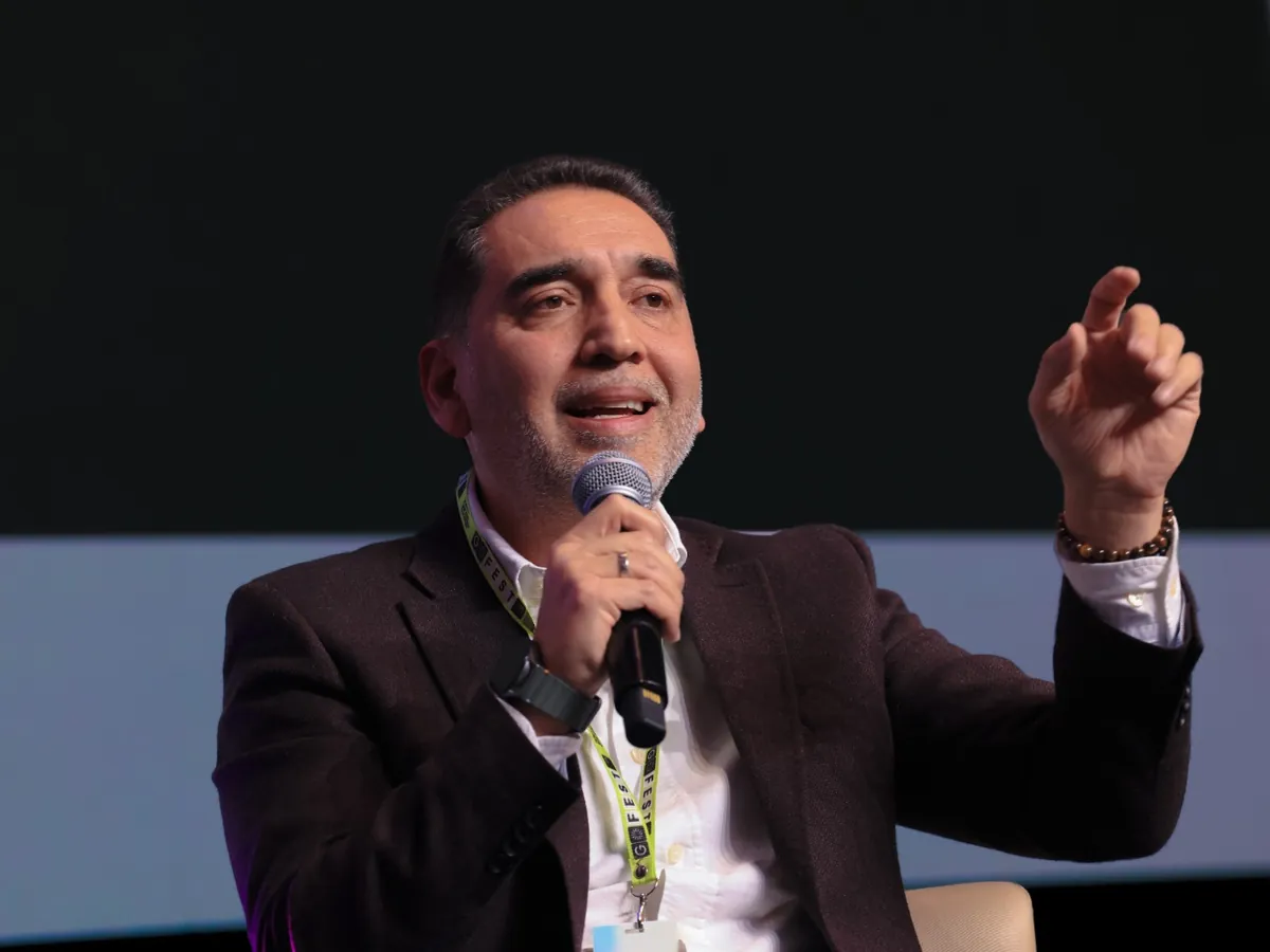 Miguel Vanegas habla con micrófono en el escenario del GFEST