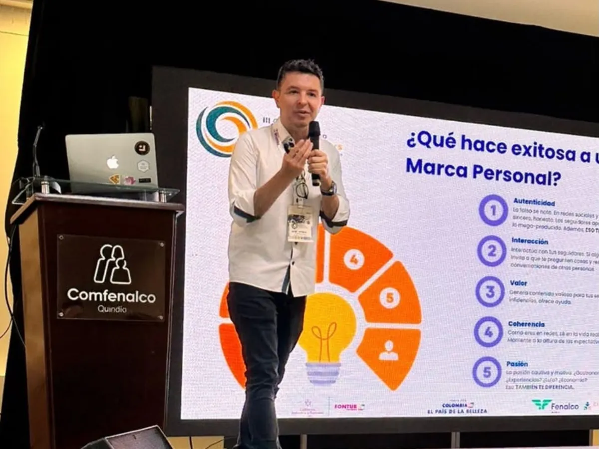 Omar Gamboa en tarima, frente a una presentación sobre qué hace exitosa a una marca personal